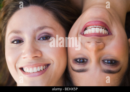 Close-up of two women smiling Banque D'Images