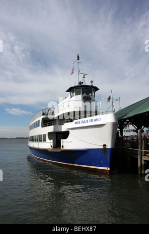 Mlle Ellis Island Ferry vers la Statue de la Liberté et Ellis Island Banque D'Images