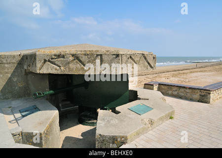 Bunker allemand WW1 Seconde Guerre mondiale armés de deux canons sur la digue de mer à Courseulles-sur-Mer, Normandie, France Banque D'Images