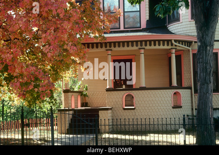 La maison victorienne avec des accents colorés automne arbre, conçu et aménagé par Gay Bumgarner, Midwest USA Banque D'Images