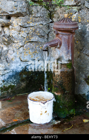 La pompe de l'eau dans le village de Navacelle au Cirque de Navacelles, France Banque D'Images