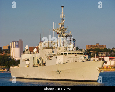 Le NCSM Fredericton dans le port de Halifax avec l'arsenal et à l'arrière-plan. Banque D'Images