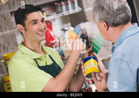 Assistance d'un client, commis dans une quincaillerie Banque D'Images