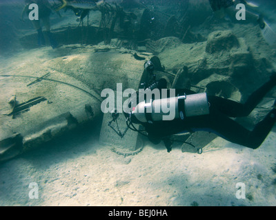 Photographe sur DC3 épave, Nassau, Bahamas Banque D'Images