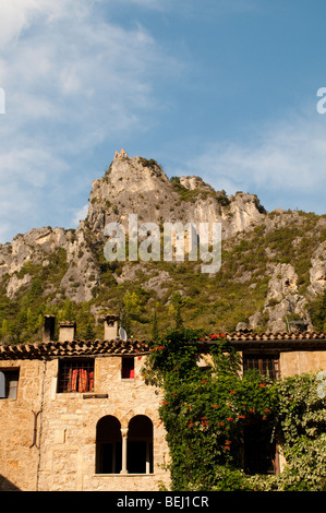 Maison en pierre et ruines du château sur le rocher derrière, Saint-Guilhem-le-Desert village, France Banque D'Images