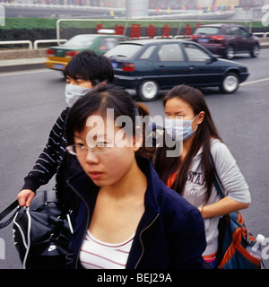 Jeune couple portent des masques pour se protéger contre une grave pollution à Pékin, en Chine. 30-Sep-2009 Banque D'Images