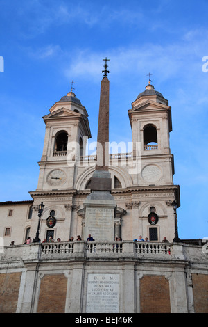 La Trinité-des-Monts au-dessus de la place d'Espagne à Rome Banque D'Images