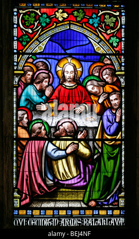 Fenêtre vitrail de William Warrington représentant la dernière Cène, Église de Sainte Marie la Vierge, Gunthorpe, Norfolk Banque D'Images