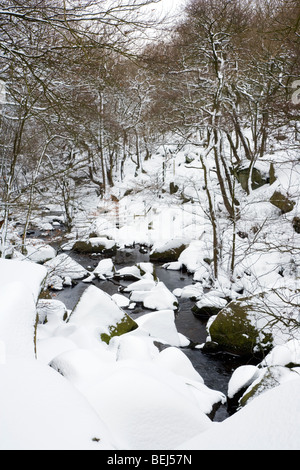 Burbage Brook dans la neige à gorge Padley sur le domaine près de ...