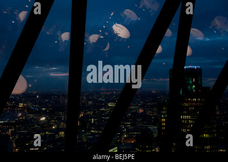 Ville de Londres la nuit, vu de l'bar, 30 St Mary Axe, le Gherkin, Londres. Réflexions de tables de restaurant dans windows Banque D'Images