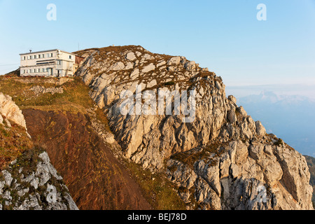 Dom Zorka Jelincica hut sur le sommet du Crna prst, Alpes Juliennes, en Slovénie. Banque D'Images