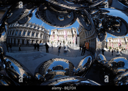 The Royal Academy of Arts reflected in a sculpture, Piccadilly, London, England, UK Banque D'Images