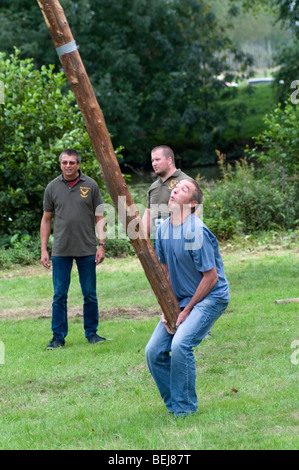 Jeter la caber durant la Highland Games au château de Ooidonck, Belgique Banque D'Images