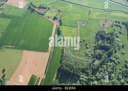 Zone agricole avec des champs, des prairies boisées et de haies de l'air, Belgique Banque D'Images