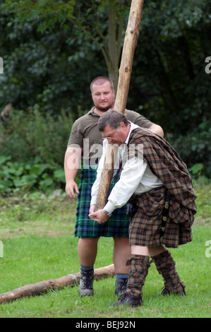 Jeter la caber durant la Highland Games au château de Ooidonck, Belgique Banque D'Images