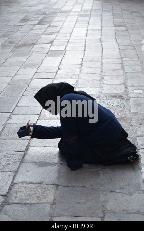 Mendier Venise Italie. Fausse pauvreté, une jeune mendiante habillée comme une vieille femme italienne qui supplie des touristes des années 2000 2009 HOMER SYKES Banque D'Images