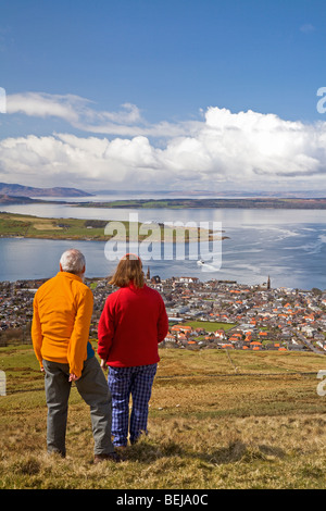 Largs et la colline du Château de Ferry (Cumbrae) Banque D'Images