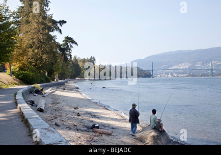 Deux pêcheurs dans le parc Stanley, Vancouver Banque D'Images