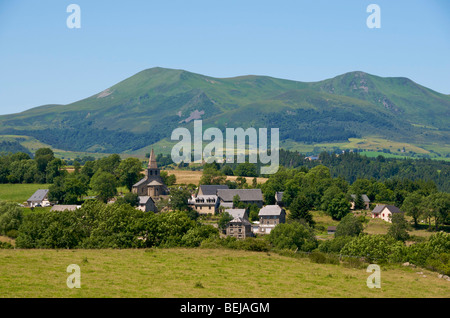 Village de St Victor la riviere en pieds du massif du Sancy. L'Auvergne. La France. Banque D'Images