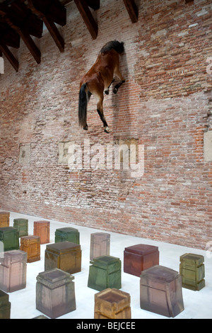 Une centaine de places, travaux de R. Whiteread, et M. Cattelan, 53e Biennale d'Art Moderne, Venise, Vénétie, Italie Banque D'Images