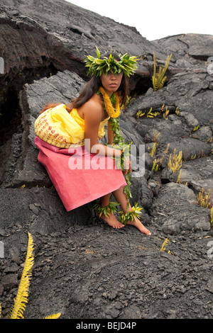 Jeune femme hawaïenne traditionnelle portant des vêtements de hula. Banque D'Images