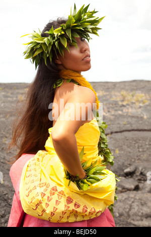 Jeune femme hawaïenne traditionnelle portant des vêtements de hula. Banque D'Images