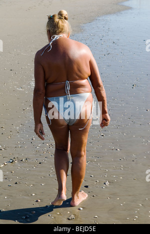 Sexe fluide personne mature femme senior homme en bonne santé corps portant bikini blanc Venise Lido plage Italie 2000s. 2009 HOMER SYKES Banque D'Images