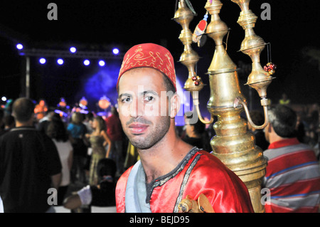 Israël, Acre, l'homme en vêtements traditionnels vend des jus de tamarin Banque D'Images