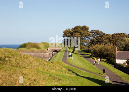 Promenade le long des murs de la vieille ville de remparts autour de Berwick-upon-Tweed, Northumberland, England, UK, Grande-Bretagne Banque D'Images