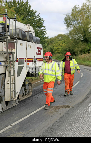 Le décapage du revêtement routier de la machine en action sur une route de campagne. Banque D'Images