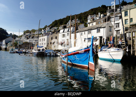 Bateaux amarrés au port de Polperro Banque D'Images