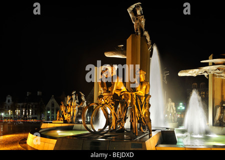 Sculptures avec fontaine de nuit à l'Het Zand square dans la ville de Bruges, Flandre occidentale, Belgique Banque D'Images