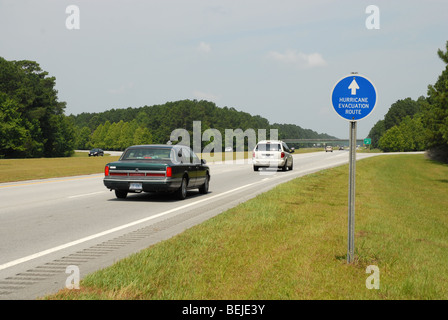 Voitures voyageant le long de la route d'évacuation d'un ouragan. Banque D'Images