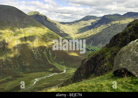 À la recherche vers le bas dans la vallée de Mosedale Yewbarrow, Wasdale dans le Lake District. Banque D'Images