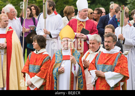 Clergé Anglican y compris l'évêque d'Hertford Rt pasteur Christopher Foster Banque D'Images