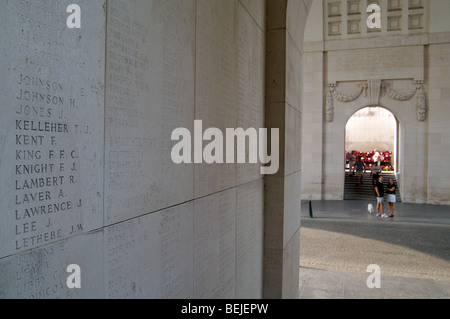 WW1 Porte de Menin mémorial aux disparus en commémoration des soldats britanniques et du Commonwealth de la Première Guerre mondiale, Ypres, Belgique Banque D'Images