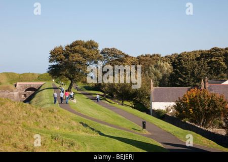 Berwick-upon-Tweed, Northumberland, England, UK. Promenade le long des murs de la vieille ville Banque D'Images