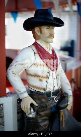 Un modèle cowboy atteint pour son arme Banque D'Images