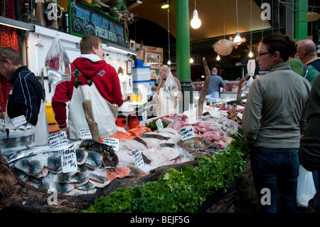 Décrochage du poisson frais à Borough Market, un marché alimentaire de gros et de détail à Southwark, au Sud Est de Londres, Angleterre. Banque D'Images