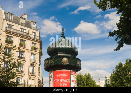 Theatre publicité sur une colonne Morris, Montmartre, Paris, France Banque D'Images