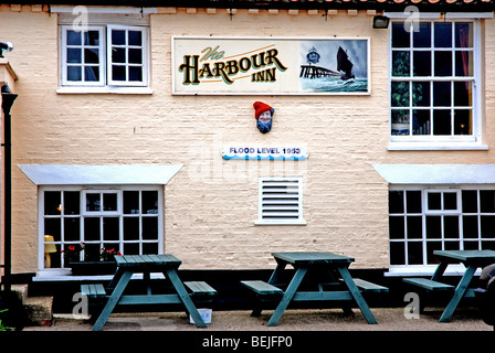 Harbour Inn Woodbridge Harbour avec signe montrant les inondations en 1953 niveau Banque D'Images