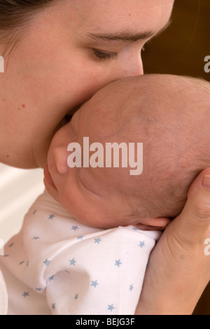 Mère de câlins et baisers baby boy, 11 semaines Banque D'Images