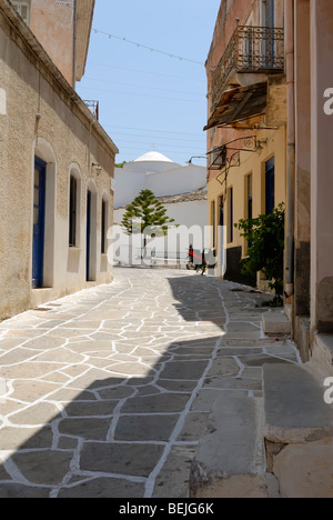 Une belle vue sur la ruelle au coeur du petit village historique de Halki. Halki, Tragaea, Naxos, Cyclades, Grèce, Europe. Banque D'Images