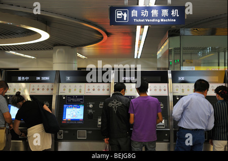 Les clients qui achètent des billets pour les lignes de métro de Beijing, CN Banque D'Images