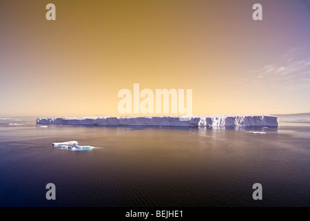 Le soleil de minuit jette une lueur rose dans le détroit de Smith sur les icebergs du Groenland du nord Banque D'Images