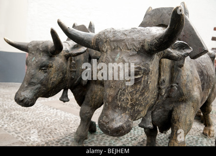 Gros plan d'une statue de la tête des deux taureaux attelés ensemble, Funchal, Madère Banque D'Images