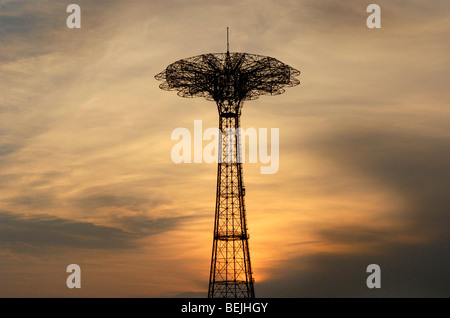 La tour en parachute sur le Boardwalk, Coney Island, Brooklyn, New York, USA. Tourné au coucher du soleil en été. Banque D'Images