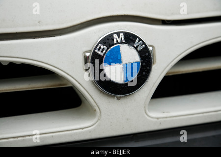 Une Nissan van grille avec un badge BMW appliqué. Banque D'Images