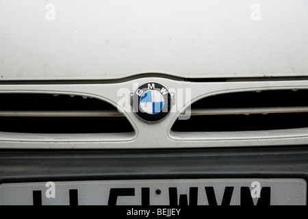 Une Nissan van grille avec un badge BMW appliqué. Banque D'Images