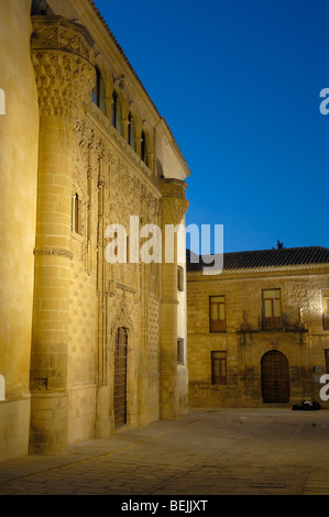 Palais Jabalquinto (16ème siècle) au crépuscule, Baeza. Province de Jaén, Andalousie, Espagne Banque D'Images